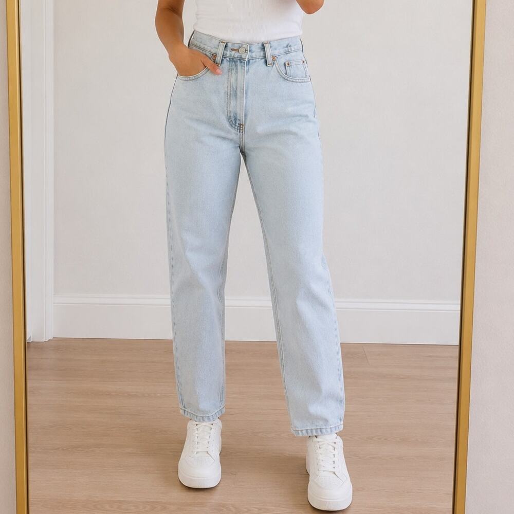 Vintage 90’s Levi’s SilverTab 737 Women High Waist SZ 2 LightWash Mom Jeans USA